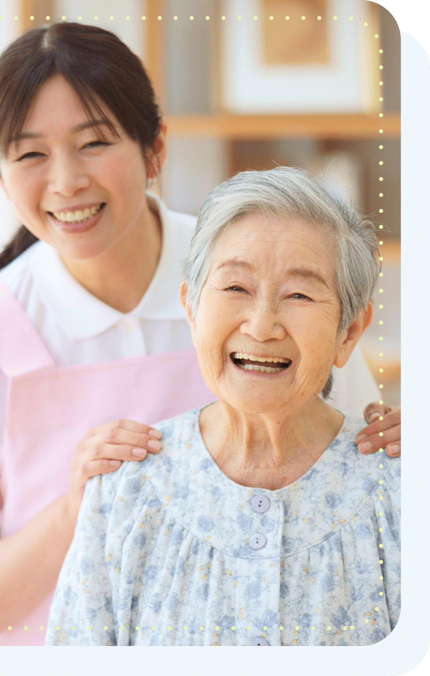  スタッフの若い女性とおばあさんが笑っている